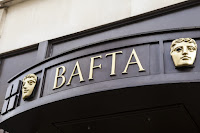 foto de uma faixa de madeira de entrada de um local com a inscrição BAFTA