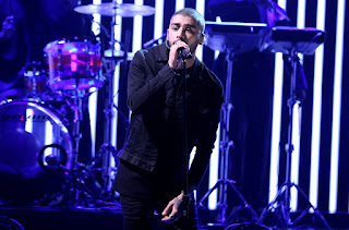 Image of zayn malik performing pillowtalk for gigi hadid live on stage