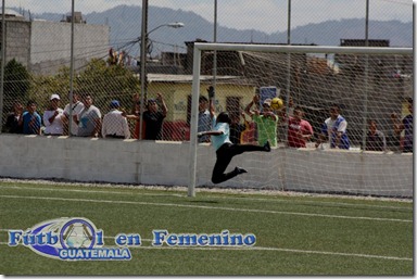 balon entrando al arco crema