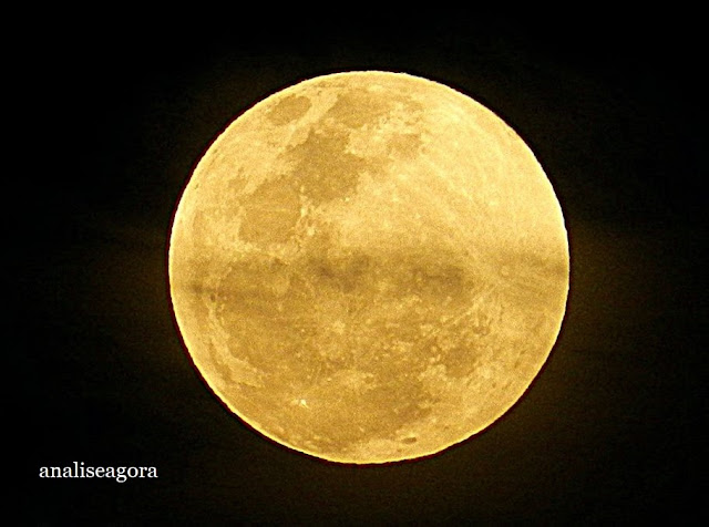 A foto mostra a linda Lua Cheia e será uma noite  iluminada.