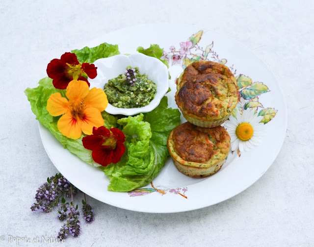 Petites bouchées moelleuses et fondantes aux  courgettes et pesto de fanes de carottes au thym serpolet©Popote et Nature