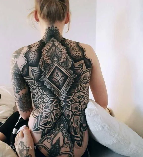 Un tatuaje de mandala en la espalda
