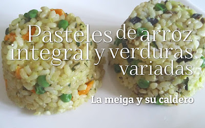 Pasteles de arroz integral y verduras variadas