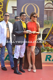 Stills Red Hhoott Bipasha Basu at RWITC Inaugural Race Day Latest