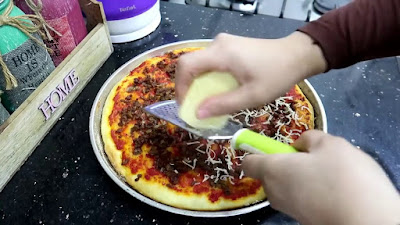  مطبخ ام وليد _ الوصفة اللي رايحة تهنيك من التعب👍 و تفرح وليداتك، البيتزا السائلة بالسميد ناجحة 100%