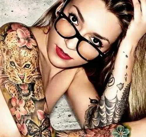 chica con tatuaje de tigre en el brazo