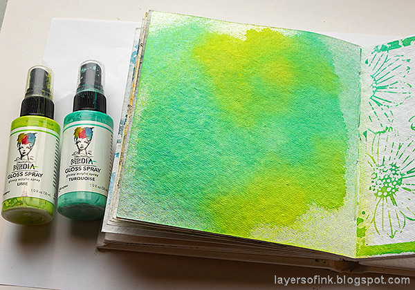 Layers of ink - Mixed Media Bird Art Journal Tutorial by Anna-Karin Evaldsson. Color the page with mists.