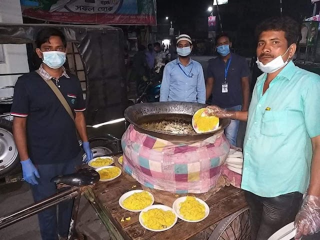 সৈয়দপুরে অভুক্ত কুকুরদের খিচুড়ি খাওয়ালেন গোল্ড ব্লাড ডোনেট ফাউন্ডেশন 
