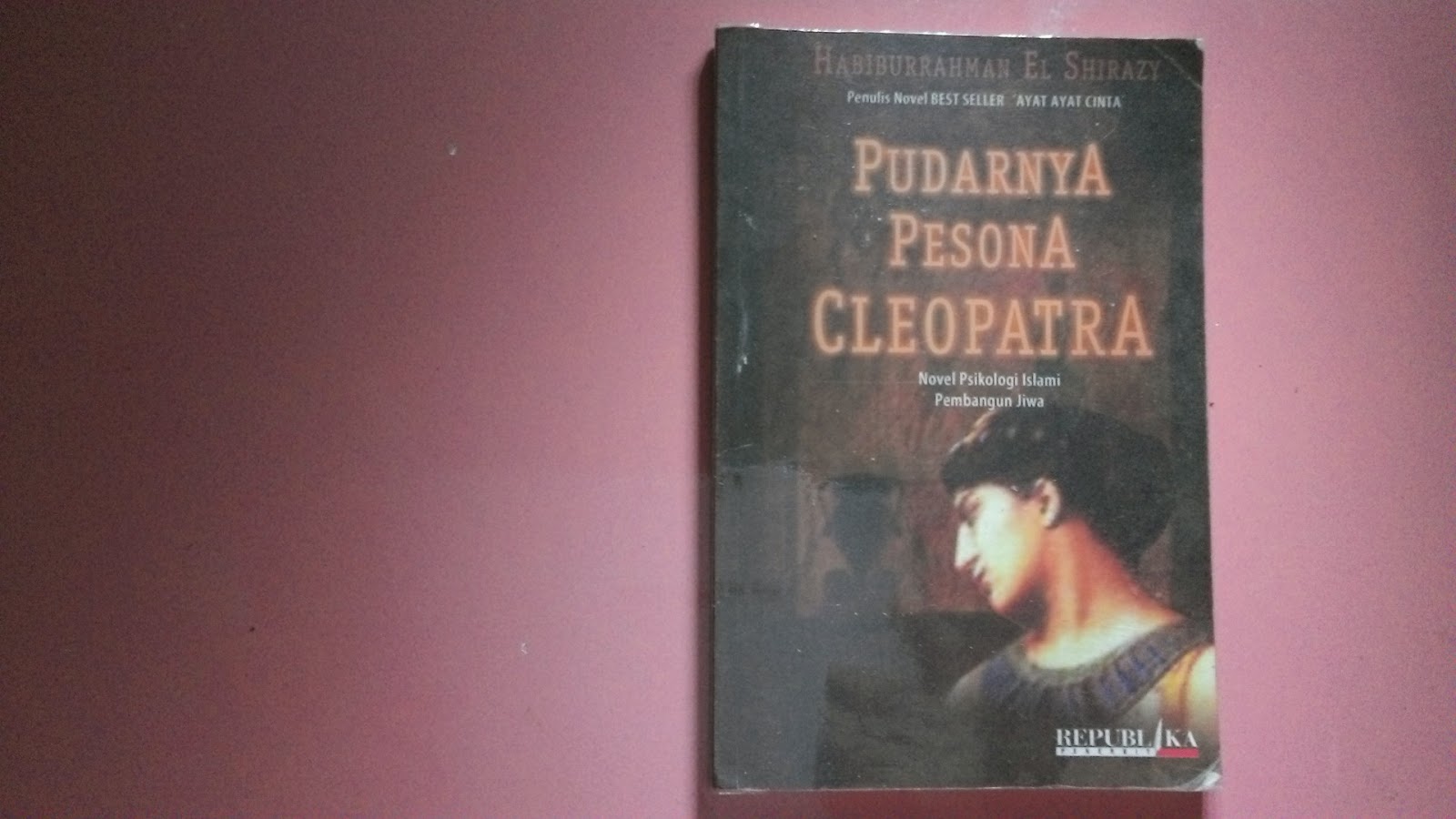 Review Buku Pudarnya Pesona Cleopatra - Uwi Punya Cerita