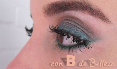 Ojos delineados en verde