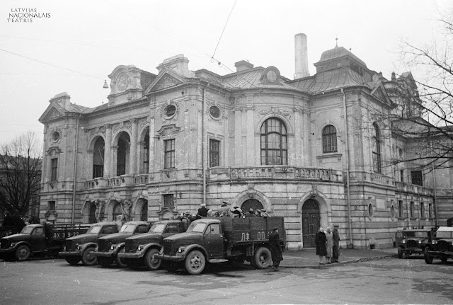 1946 год. Рига. Skats uz Latvijas PSR Valsts Akadēmiskā Drāmas teātra ēku un smagajām automašīnām stāvvietā 