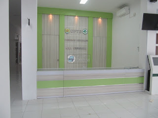 Interior Ruang Lobby Kantor - Kontraktor Interior Jawa Tengah - Meja Front Desk Granit