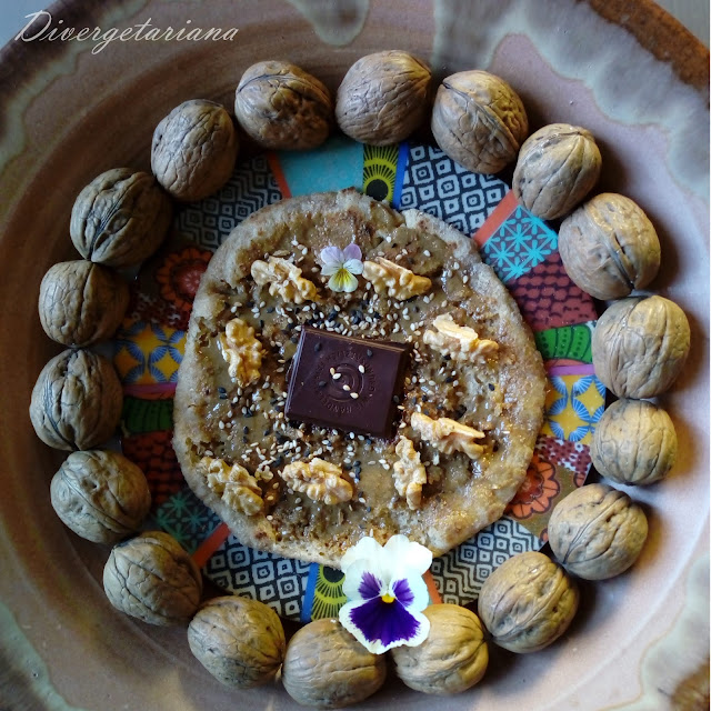 Tostada de tahini, chocolate y nueces rodeada de círculo de nueces