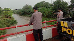 Polsek Bongas Cek Debit Air Sungai Antisipasi Banjir