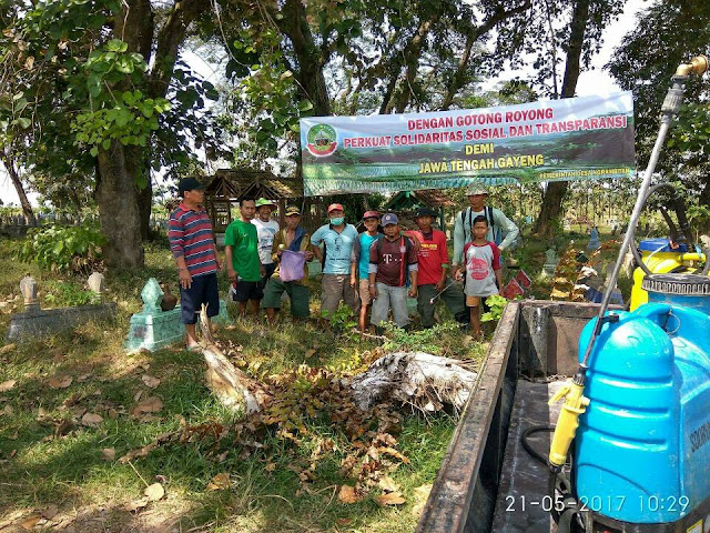 BBGRM,KARANG TARUNA DAN MASYARAKAT GOTONG ROYONG MEBERSIHKAN MAKAM DESA NGRAMBITAN