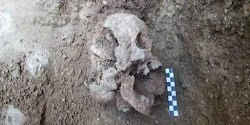  Η ανακάλυψη σκελετού που ανήκει σε ένα 10χρονο παιδί, σε αρχαιολογικό χώρο της Ρώμης είναι «εξαιρετικά μυστηριώδης και παράξενη» απόδειξη μ...
