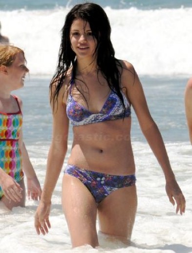 Selena Gomez Hot In Bikini Photos