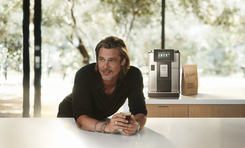 Brad Pitt’in keyifle kahvesini yudumlayarak yaşadığı “Perfetto”