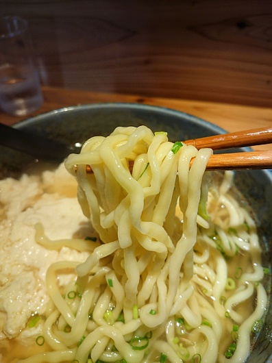 ゆしどうふそばの麺の写真