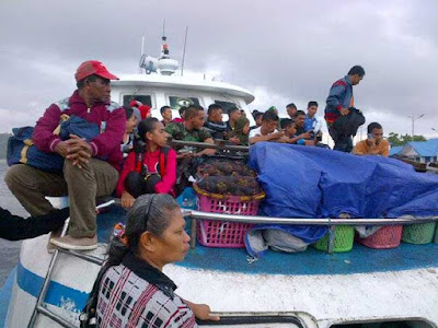 Ambon, Malukupost.com - Penumpang kapal cepat KM. Cantika 99 yang melayari pelabuhan desa Haria, pulau Saparua - Tulehu, pulau Ambon, kabupaten Maluku Tengah mulai meningkat karena pemudik kembali dari kampung halaman. Berdasarkan pemantauan di pelabuhan Tulehu, Senin (18/6), mencatat, meningkatnya pemudik menyebabkan para penumpang yang tidak kebagian tiket harus berdiri.