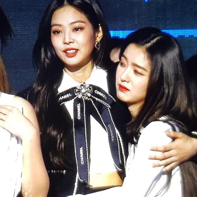 Hangatnya Hubungan Jennie x Irene di 'Gaon Chart Music Awards'