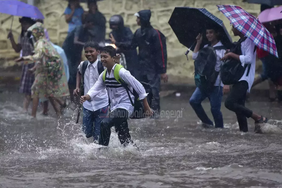 തീവ്രമഴയ്ക്കുള്ള സാധ്യത; അഞ്ച് ജില്ലകളില്‍ വെള്ളിയാഴ്ച വിദ്യാഭ്യാസ സ്ഥാപനങ്ങള്‍ക്ക് അവധി | Chance of heavy rain; Holiday for educational institutions in five districts on Friday