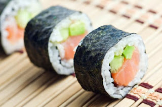Sushi de salmón ahumado y aguacate