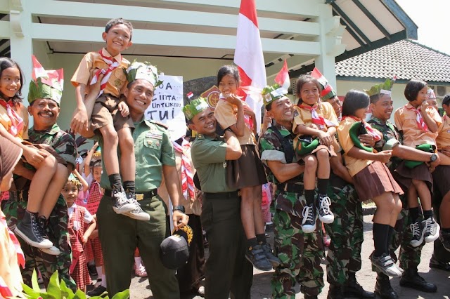 DANDIM 0726 SUKOHARJO GENDONG ANAK SD