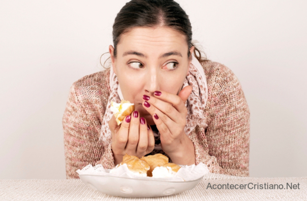Mujer comiendo en exceso