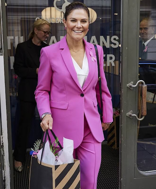 Crown Princess Victoria wore a fuchsia tailored buttoned blazer by Zara. Sophie by Sophie enamel chunky hoops. Efva Attling necklace