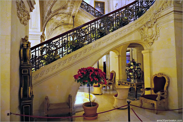 Bajo la Gran Escalera del Vestíbulo de The Breakers, Newport