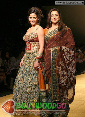  Esha Deol with Hema Malini Hot Photo