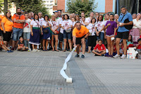 Campeonato de lanzamiento de papel higiénico en las fiestas de Retuerto
