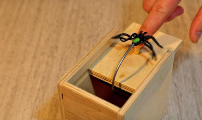 Hilarious SPIDER SCARE BOX PRANK, Wooden Scarebox Joke, Funny Practical Joke, GAG Gift