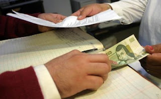 Hombre dando dinero a cambio de trámites