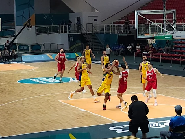 Jogador do Brasil indo em direção a cesta