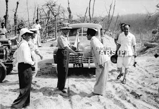 Foto Presiden Sukarno sedang berkunjung ke kediri ketika gunung Kelud meletus tahun 1951