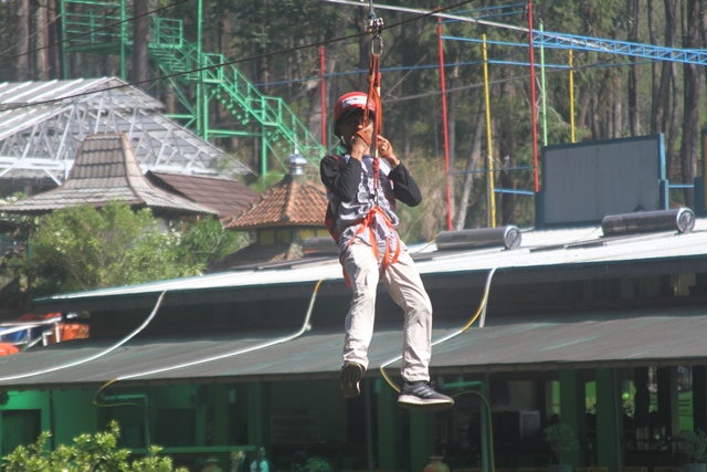 Flying Fox Lembang Bandung - EO Outbound Lembang Bandung