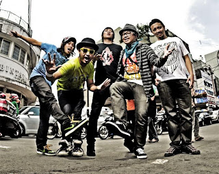 Download Lagu Rocket Rockers Hitam Putih Dunia mp3 + lirik