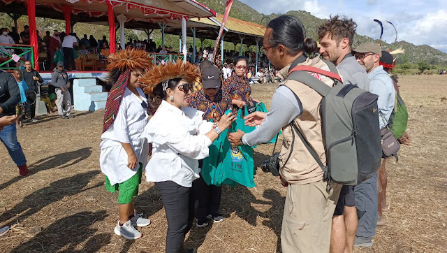 Yustina Banua Bagi Souvenir ke Turis dan Peserta Festival Budaya Lembah Baliem