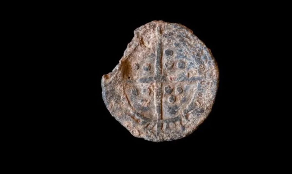 Η μία όψη του νομίσματος που βρέθηκε στο κτήμα του Oxburgh στο Norfolk απεικονίζει έναν μακρύ σταυρό.  [Credit: James Dobson/National Trust Images]