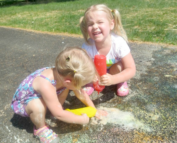 SIDEWALK SQUIRTY CHALK FOR KIDS.  Easy recipe!  #sidewalkchalk #sidewalkchalkideas #chalkrecipe #howtomakechalkpaint #playrecipesforkids