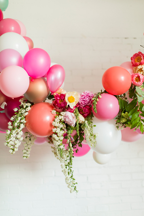 Flamingo Pop.  Svadba suradnja s BHLDN i kuću koju je Lars izgrađen.  Balon instalacija Brittany Watson Jepsen.  Cvijeća Ashley Beyer od primjesa cvjetni.  Baloni pruža Zurchers stranke trgovine.  Foto: Jessica Peterson.