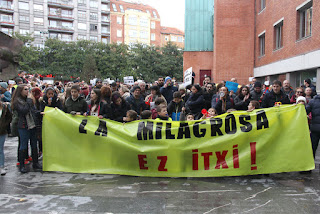 Medio millar de manifestantes protesta por el posible cierre del colegio La Milagrosa