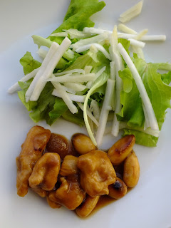 pollo alle mandorle in salsa di soia con insalata di topinambur e rapa bianca