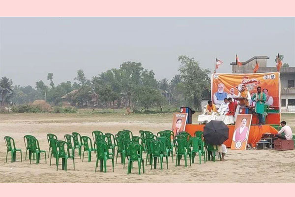 বক্তব্য দিচ্ছেন বিজেপির নেতারা,দর্শক মাইক সার্ভিসের লোক