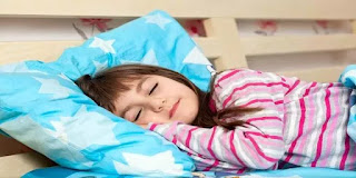 anak yang sulit untuk tidur alasannya yakni keasyikan bermain pada malam hari Jam Tidur Malam Anak yang Paling Baik