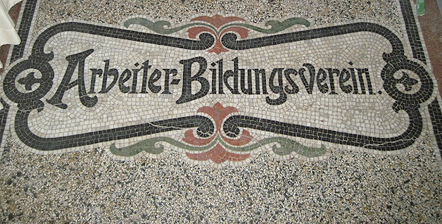 Mosaik mit Schrift: Arbeiter-Bildungsverein