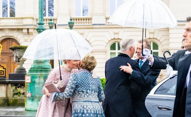 Grand Duchess Maria Teresa wore a blue boucle coat by Dries Van Noten. Queen Mathilde wore a pale pink dress by Natan