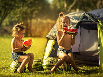 foto de niñas comiendo sandia 